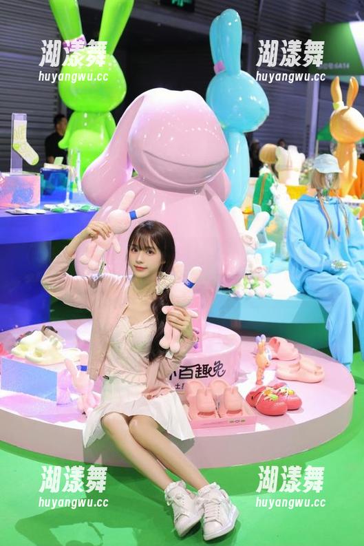 “51最新吃瓜”邀请你下载，感受黑料的穿透力！