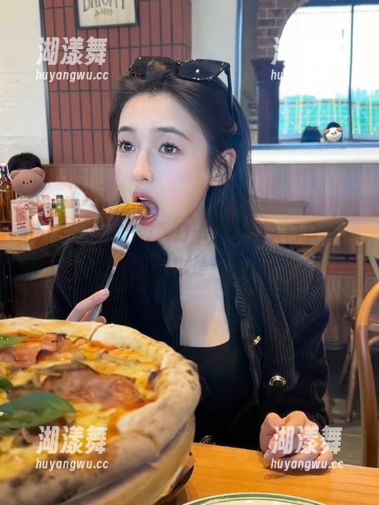 hlw 来“hlw”打卡,谁说入口只有一条?八卦也是多入口!