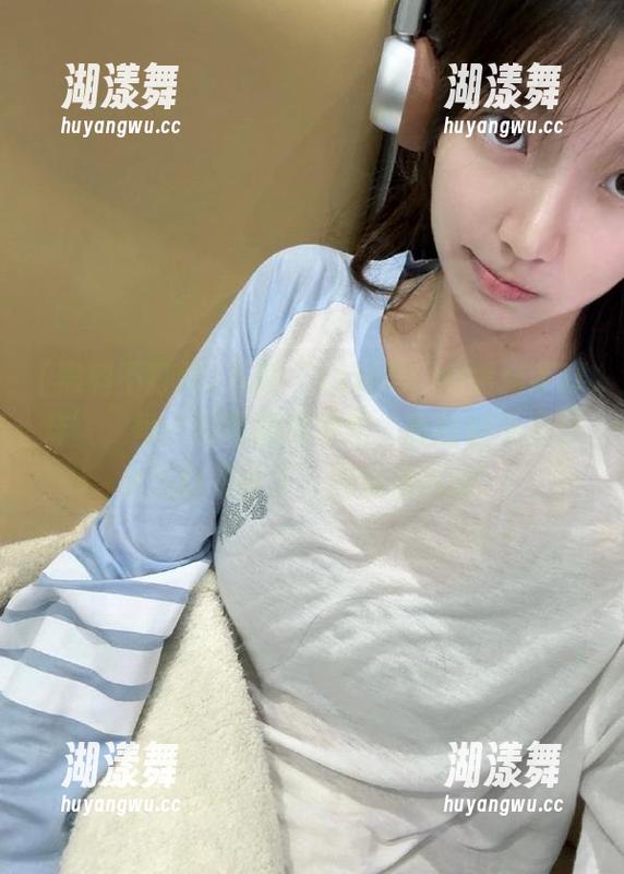 下载“zztt45.su黑料不打烊”，每天都有新鲜炒作，我的好奇心已然控制不住了，有点沉迷呢。