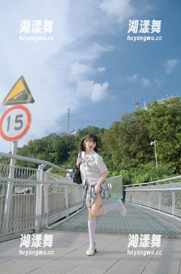 我在黑料吧的‘入口’旁捡到了几颗瓜，快来一起嗑瓜！